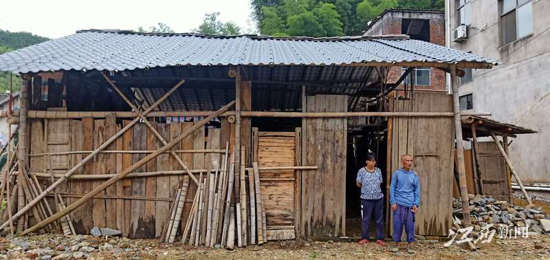 玉山县必姆镇大西坑村的村民姜美焕,站在用竹棚搭建的房子里,脸上写满