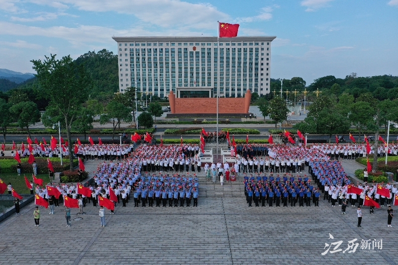 5月14日清晨,在万安县行政中心广场,一场唱支山歌给党听千人红歌